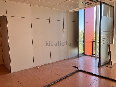 Arrendamento de escritório com espaços partilhados na Rua Rui Teles Palhinha, 8