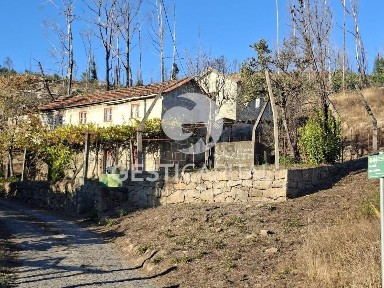 Moradia independente à venda em Santa Leocádia e Mesquinhata