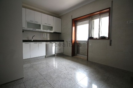 Arrendamento de apartamento T3 na Rua Diu, 91