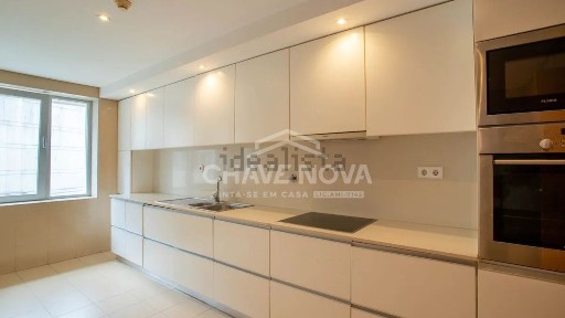 Apartamento T3 à venda na Praceta de Henrique Moreira, 244
