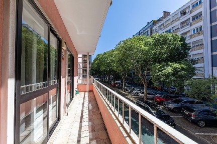 Avenidas Novas, Campo Pequeno, Avenida Defensores de Chaves