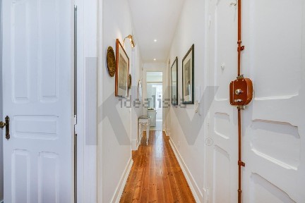 Apartamento T3 à venda na Rua Luís Derouet, 5