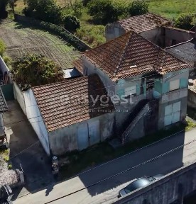 Moradia independente à venda na Oliveirinha