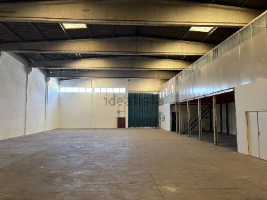 Arrendamento de armazém na Rua Engenheiro António Ricca Gonçalves, 130