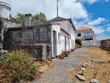 Moradia independente à venda no Caminho 2.ª Lombada dos Cedros