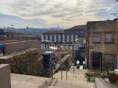 Moradia independente à venda na Rua do Monte dos Judeus