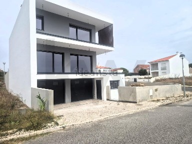 Moradia independente à venda na Avenida das Laranjeiras, 13