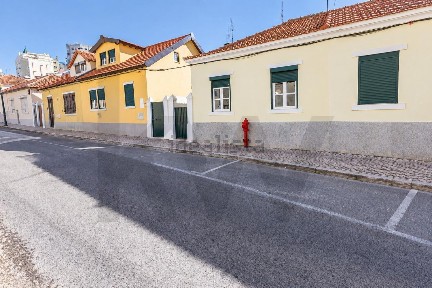 Moradia geminada à venda na Rua Capitão Henrique Galvão, 8