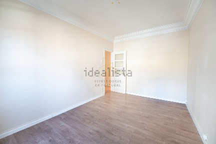 Apartamento T4 à venda na Rua Aviador Plácido de Abreu