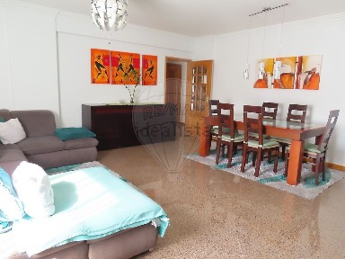 Apartamento T3 à venda na Rua Jaime Cortesão
