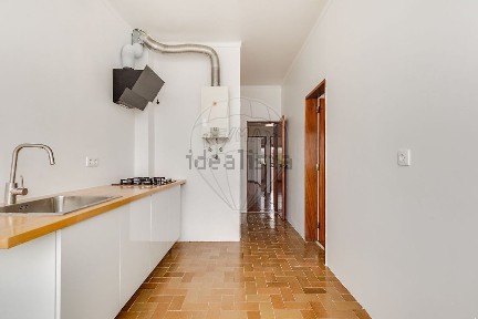 Apartamento T2 à venda na Avenida Vitorino Nemésio