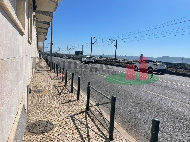 Apartamento T2 à venda na Avenida Ivens