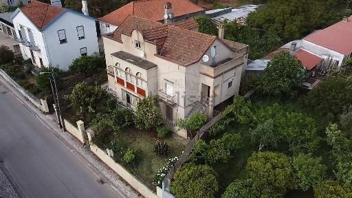 Moradia independente à venda na Avenida Doutor António José Pereira da Silveira e Castro