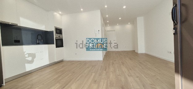 Apartamento T2 à venda na Rua Araújo Carandá, 140