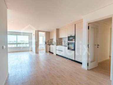 Apartamento T3 à venda na Rua Diogo Cassels, 127