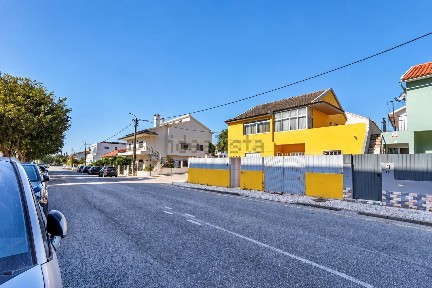 Moradia independente à venda na Rua José Almada Negreiros, 23