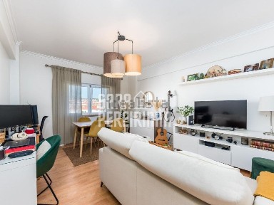 Apartamento T2 à venda na Rua Oliveira Martins