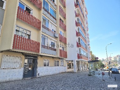 Apartamento T2 à venda na Rua Elias Garcia, 323