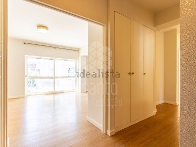 Apartamento T2 à venda na Avenida Infante Dom Henrique