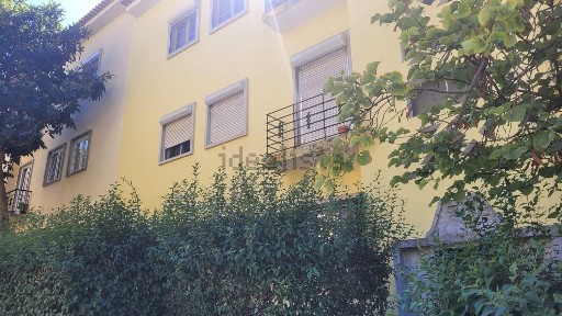 Apartamento T3 à venda na Rua Alberto de Oliveira