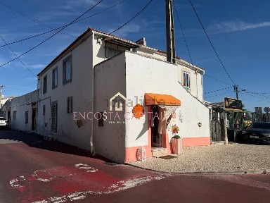 Apartamento T1 à venda no Largo Infante Dom Henrique, 96 a