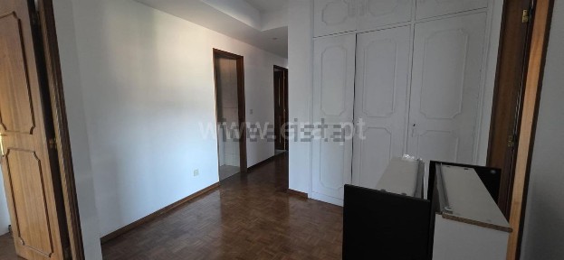 Apartamento T3 à venda na Avenida General Ribeiro de Carvalho