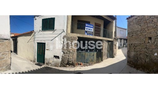 Moradia geminada à venda na Rua Capela