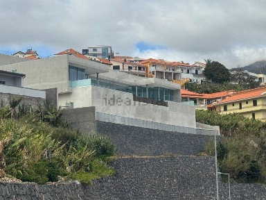 Moradia independente à venda na Rua Vale dos Amores