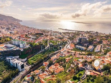 Moradia independente à venda na Rua do Pico de São João