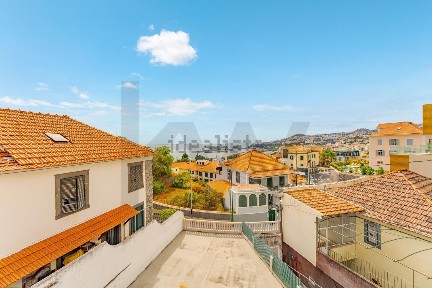 Casa ou moradia à venda na Rua Conde Carvalhal s/n