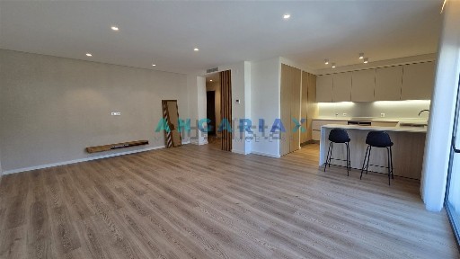 Arrendamento de apartamento T3 na Rua Vale de Lobos, 64