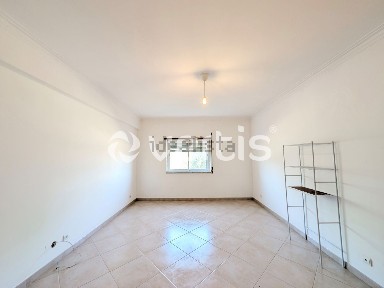 Arrendamento de apartamento T3 na Rua Deniz Jacinto