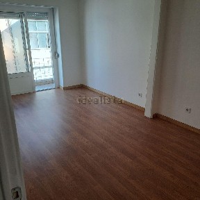 Arrendamento de apartamento T2 na Rua Cláudio Nunes, 95