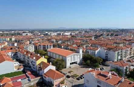 Moradia independente à venda na Baixa da Banheira