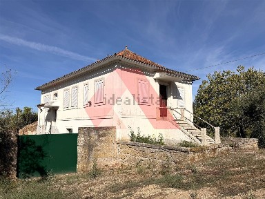 Moradia independente à venda em Tábua