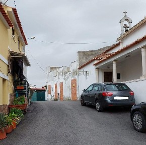 Moradia independente à venda na Rua Luís de Camões, 24