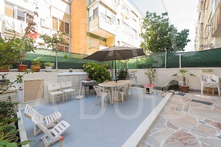 Apartamento T2 à venda na Rua Afonso Lopes Vieira, 16
