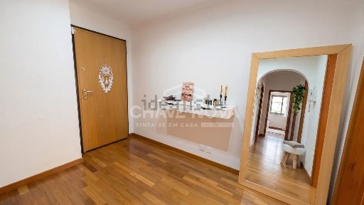 Apartamento T1 à venda na Rua Nova de Bustes