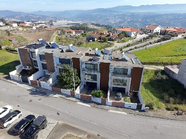 Moradia em banda à venda no Largo Santa Marinha, 681 a