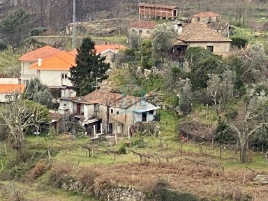 Moradia independente à venda em Santa Leocádia e Mesquinhata