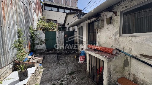 Moradia geminada à venda na Rua Carlos Guedes de Amorim