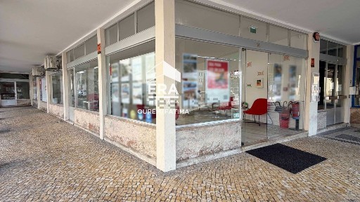Agência imobiliária, cabeleireiro para trespasse no Largo 25 de Abril