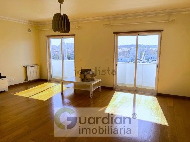 Apartamento T3 à venda na Avenida Dom João II