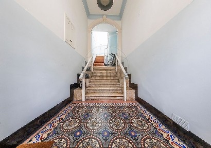 Apartamento T7 à venda na Rua 1º de Maio