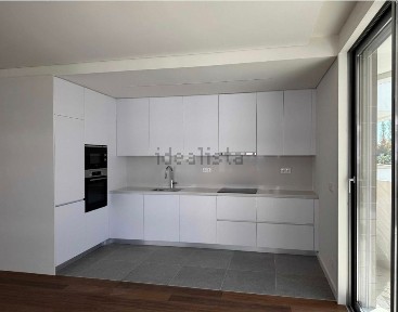 Arrendamento de apartamento T2 na Rua Doutor Albino Aroso s/n