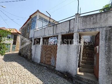 Moradia geminada à venda no Beco do Eirô