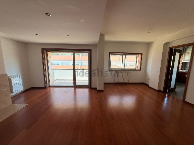 Arrendamento de apartamento T3 na Rua Maria de Sousa, 20