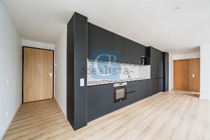 Apartamento T1 à venda na Rua Nova do Rio, 201