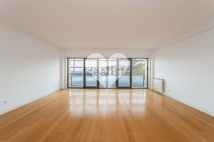 Arrendamento de apartamento T3 na Rua Gonçalves Zarco, 19