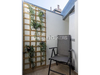 Arrendamento de apartamento T1 na Rua Professor Sousa da Câmara, 183